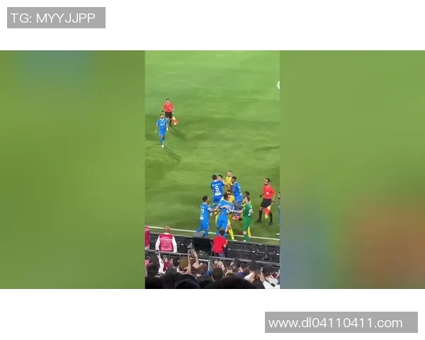 拦都拦不住!对手疑肘击法尔孔,梅西出面“教育”阿根廷老乡